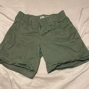 Shorts - REGULAR FIT
BERMUDA
MID RISE- size M - Lee